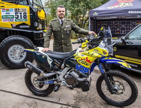 Soupe��v �ivot m�l p�ednost. I kdy� na jeho z&aacute;chranu �esk&yacute; dakarista nakonec doplatil