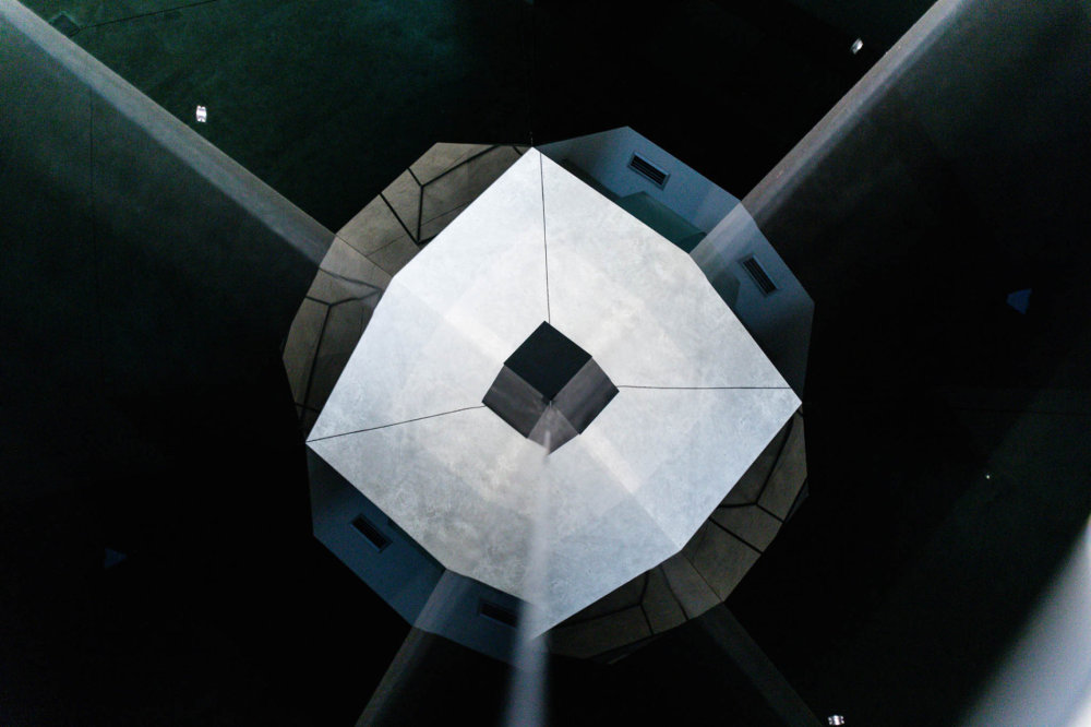 Otevřená pyramida vtahuje diváka do svých útrob.
