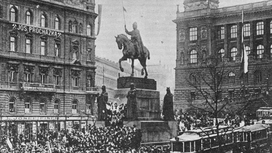 Na snmku z 28. jna 1918 je demonstrace na Vclavskm nmst v Praze.