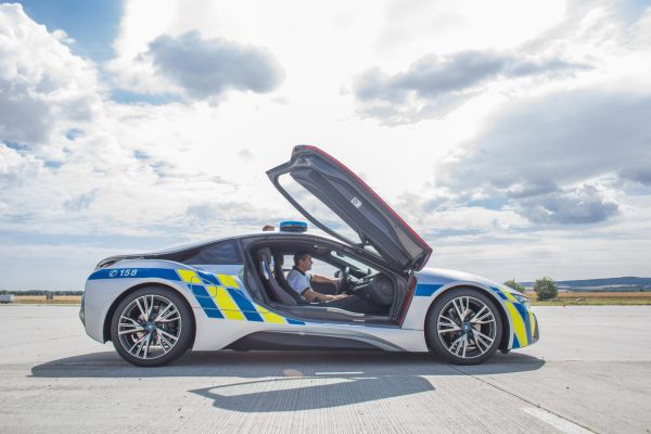 Policie �R z&iacute;skala nov&yacute; hybridn&iacute; v�z BMW i8