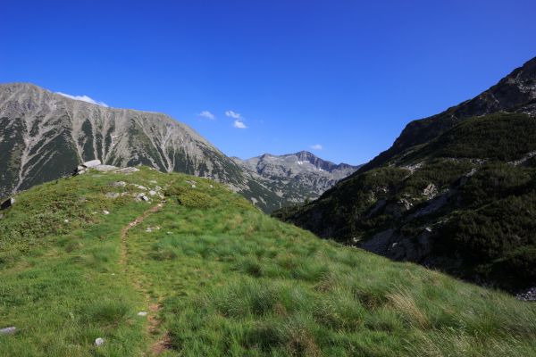 Z výstupu na Vichren. Je to turisticky snadno dostupný vrchol a mnoho Bulharů na něj jezdí jako na víkendovku. Foto: Zdeněk Kotal Z výstupu na Vichren. Je to turisticky snadno dostupný vrchol a mnoho Bulharů na něj jezdí jako na víkendovku.