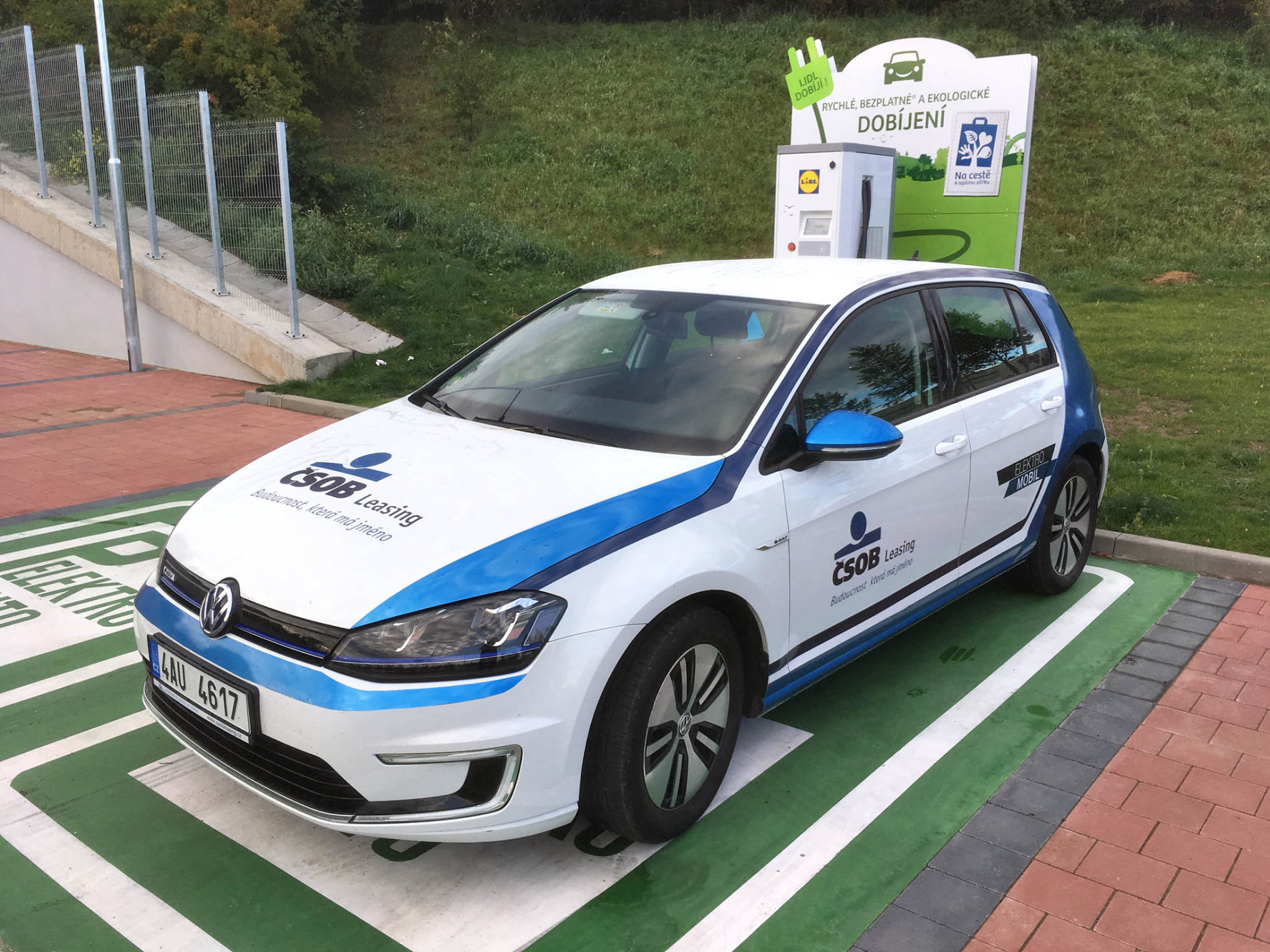 Moderní nakupování. Během patnácti minut strávených v obchodě se po nabití dojezd e-Golfu zvýší třeba o 70 kilometrů. (Foto: HN - Roman Šitner) jarvis_59c28c7d498e2987dff54b0f.jpeg