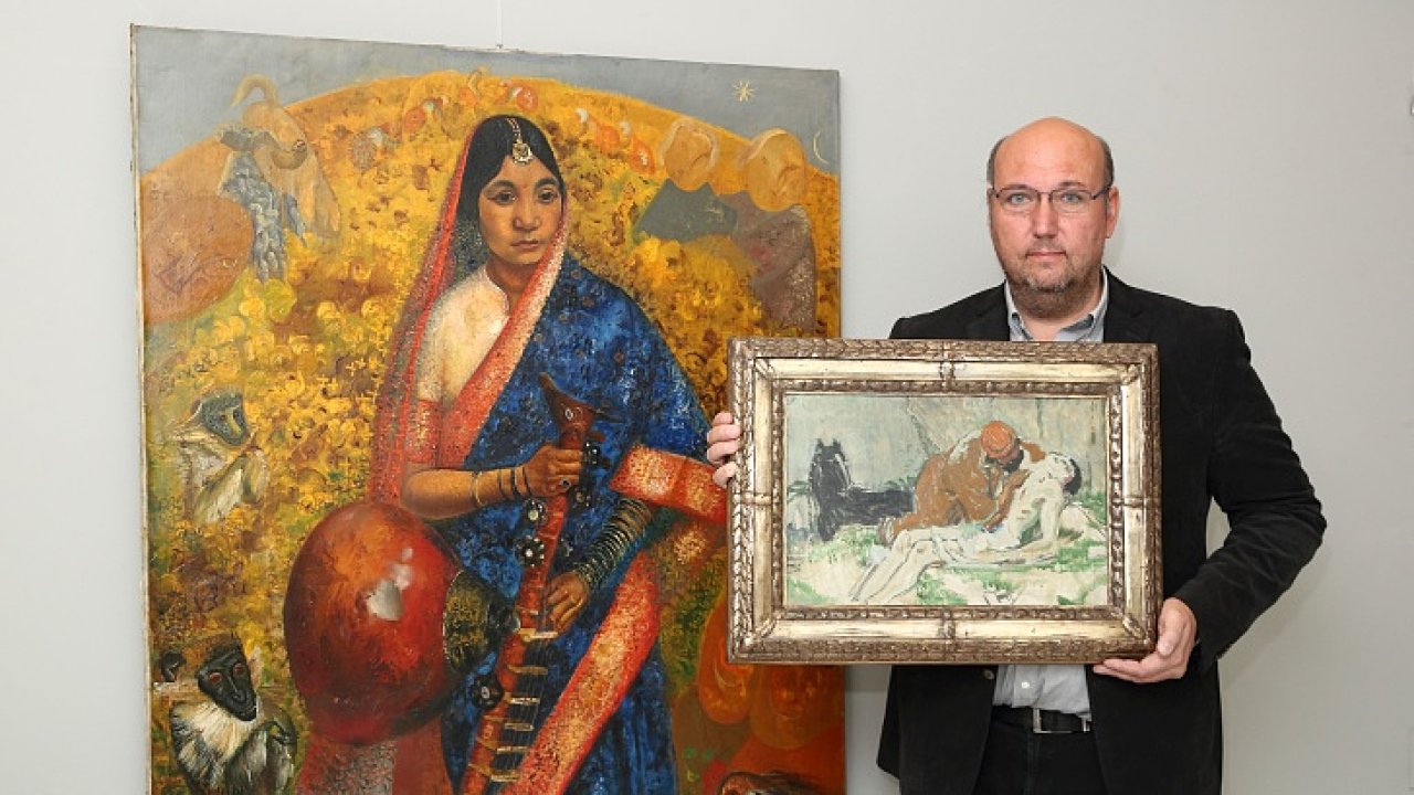 Galerista Tom Hejtmnek s obrazem Rmjana a Preislerovm Milosrdnm Samaritnem