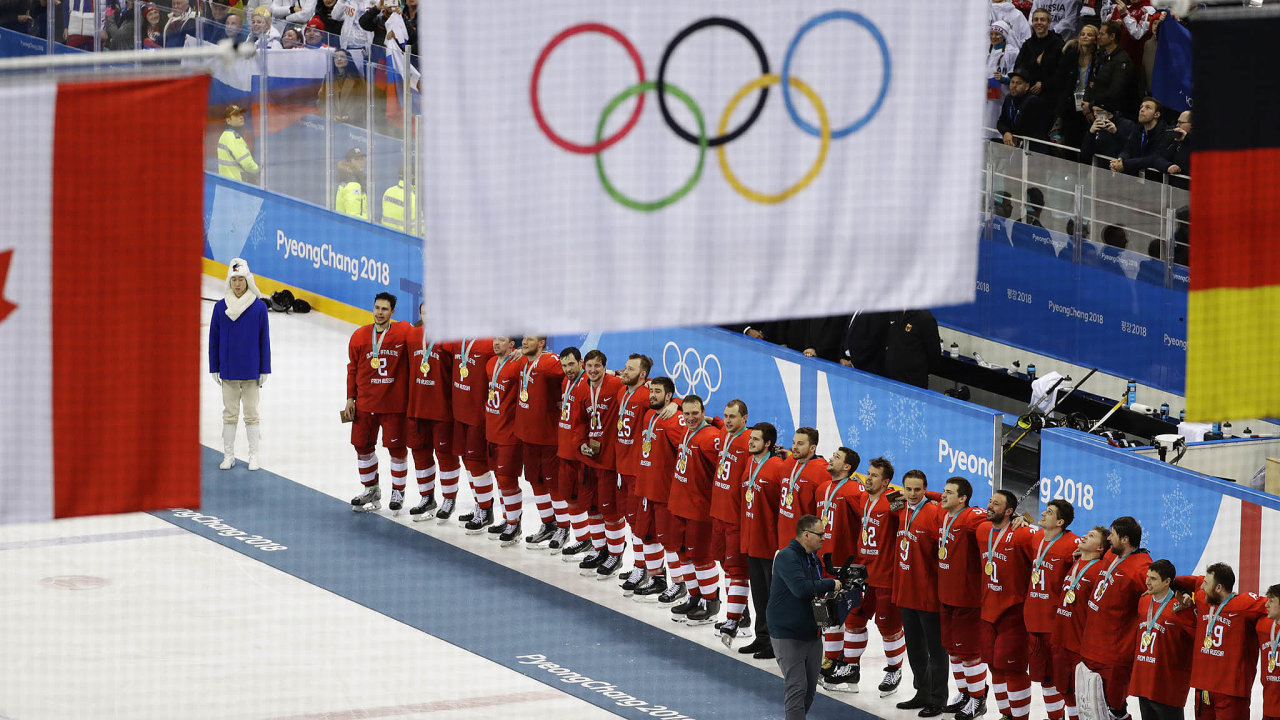 Bez rusk vlajky. Na olympid vPchjongchangu vyhrli rut hokejist nad Kanadou, msto rusk vlajky vak stoup olympijsk. Rut sportovci nemohli na hrch reprezentovat svoji zemi.