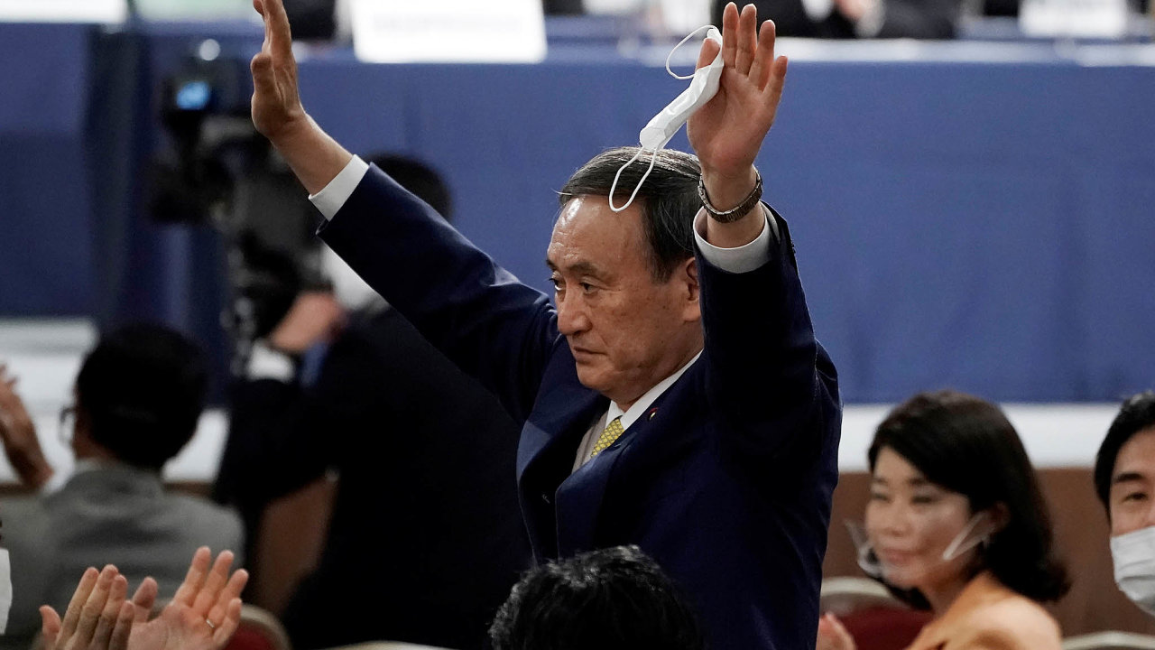 Nov pedseda Liberln demokratick strany a budouc japonsk premir Joihide Suga.