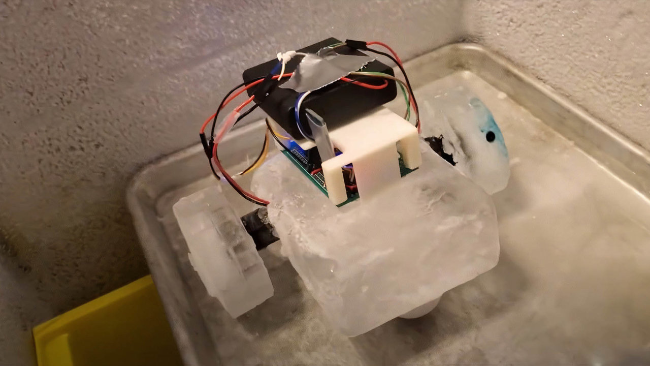 Vzkumnci u sestrojili funkn prototyp IceBota ovze 6,3 kilogramu. Tlo voztka adv kola vytesali zetvrtmetrovho kvdru ledu aosadili ho elektronikou apohonem, 12voltovmi bateriemi.