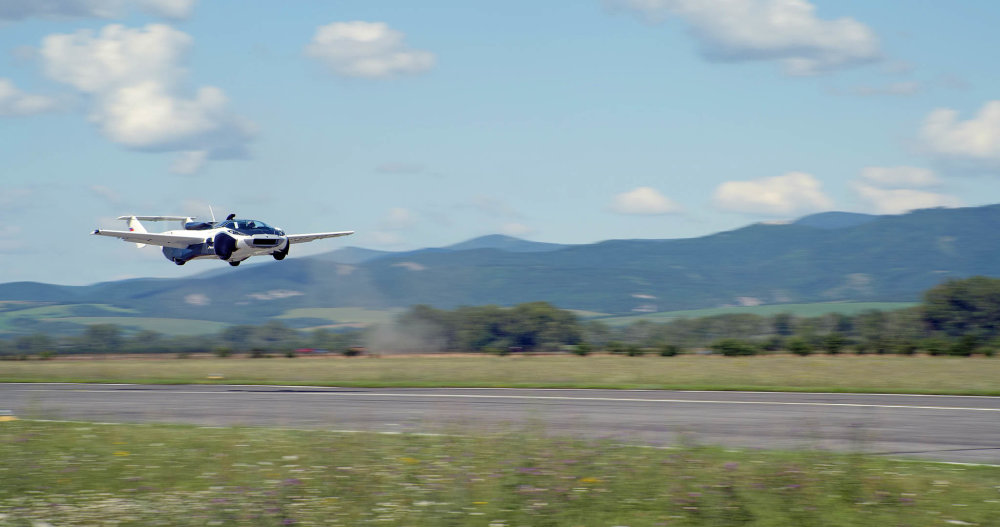 Nynější AirCar poprvé vzlétl loni na podzim v Piešťanech. Váží 1100 kilogramů a dalších 200 kilogramů nákladu unese.