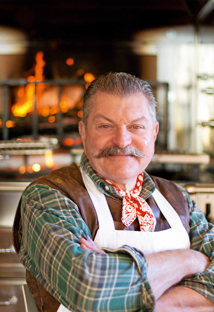 Dario Cecchini je osmou generací rodiny, která v Panzanu provozuje řeznictví. Za jeho éry se stala jeho součástí dokonce modlitebna ke svatému masu.