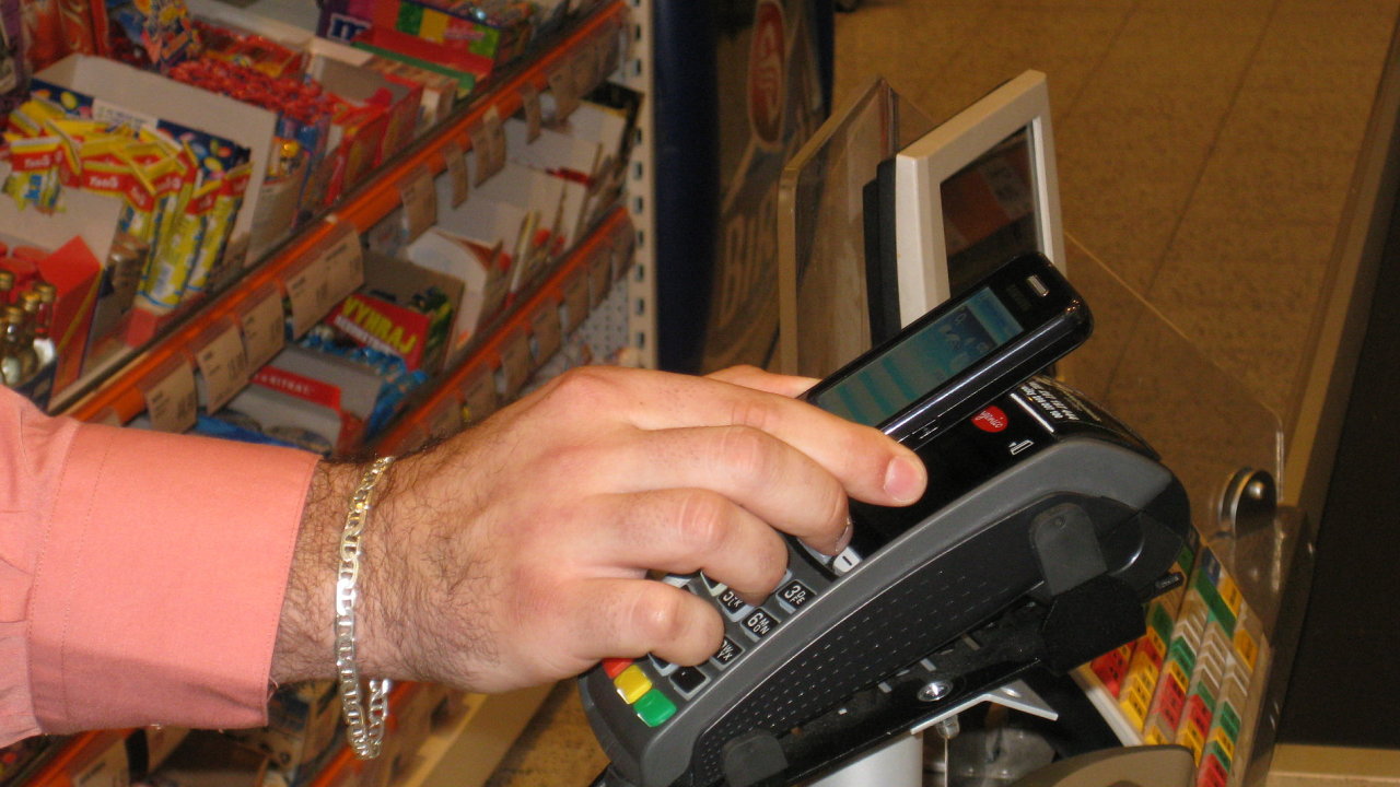 Platba mobilnm telefonem u pokladny