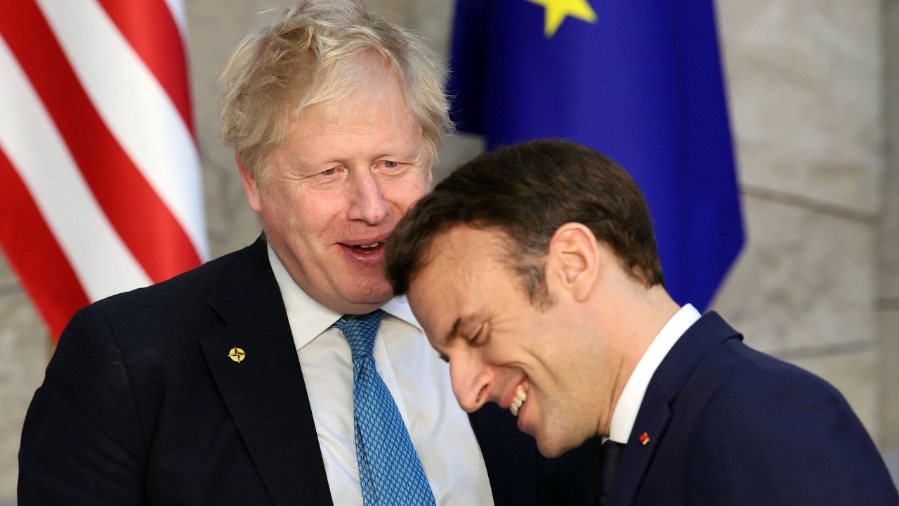 Další vtip? Johnson srovnal brexit s válkou na Ukrajinì. Na snímku s francouzským prezidentem Macronem.
