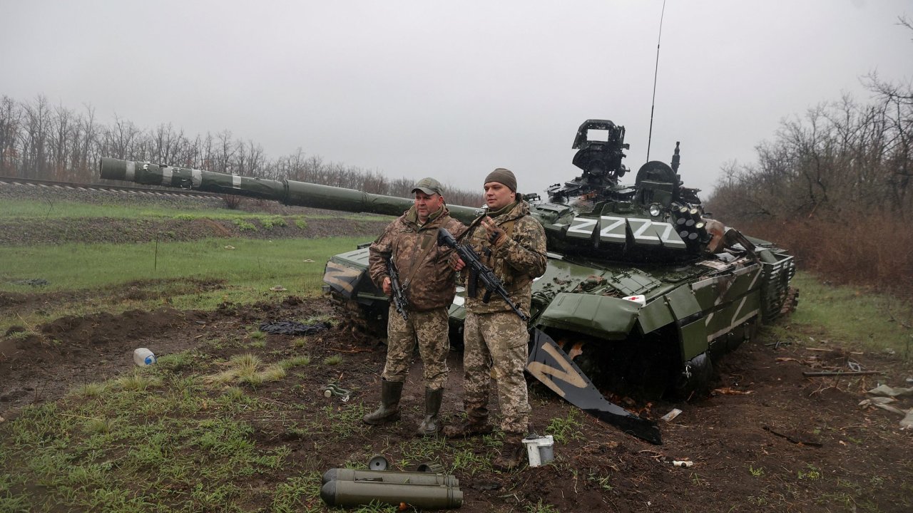 Ukrajint vojci u znienho ruskho tanku v Donck oblasti na Donbase
