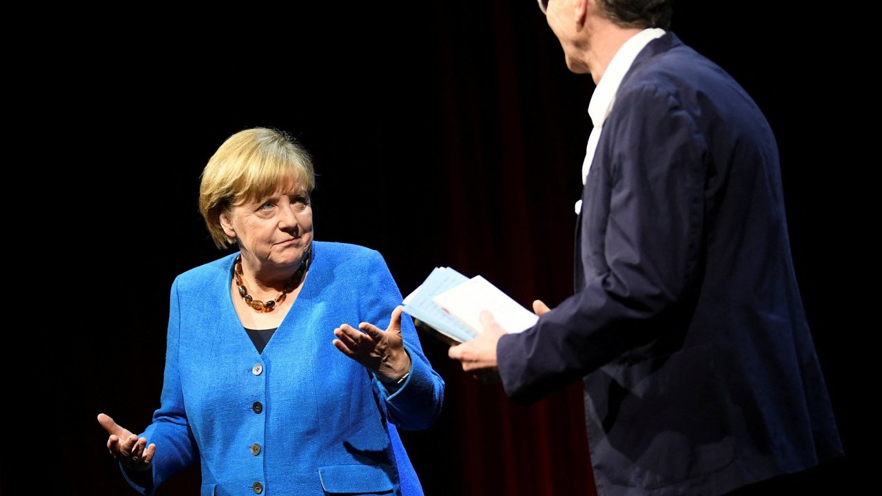 Bývalá nìmecká kancléøka Angela Merkelová pøi rozhovoru s Alexanderem Osangem.