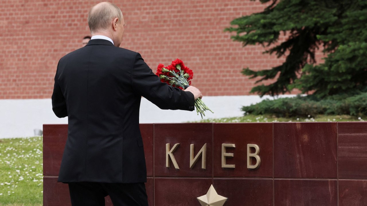 Ruský prezident Vladimir Putin pokládá kvìtiny na pomník s nápisem „Kyjev“.