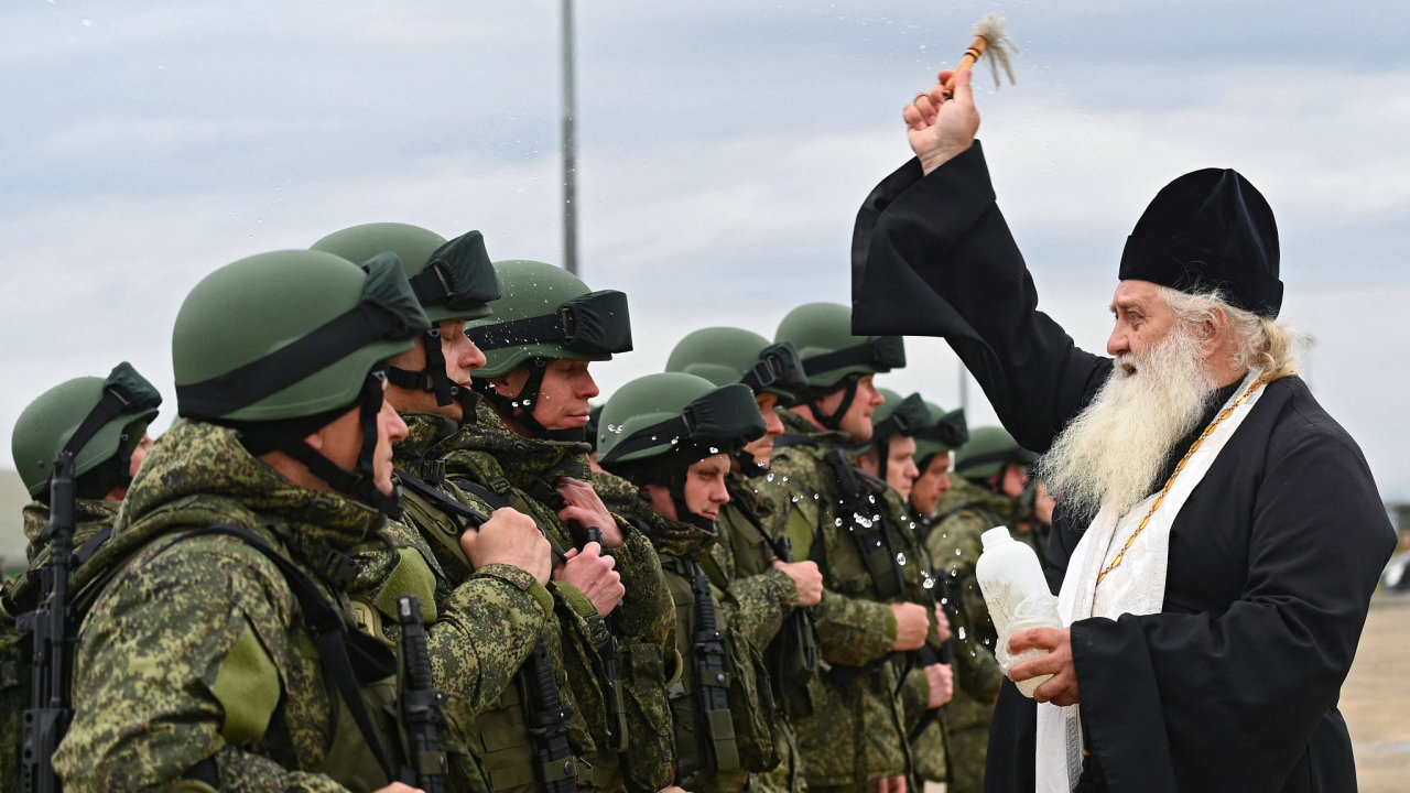 Ruští záložníci se v Rostovské oblasti úèastní slavnostního ceremoniálu pøed nasazením u vojenských jednotek