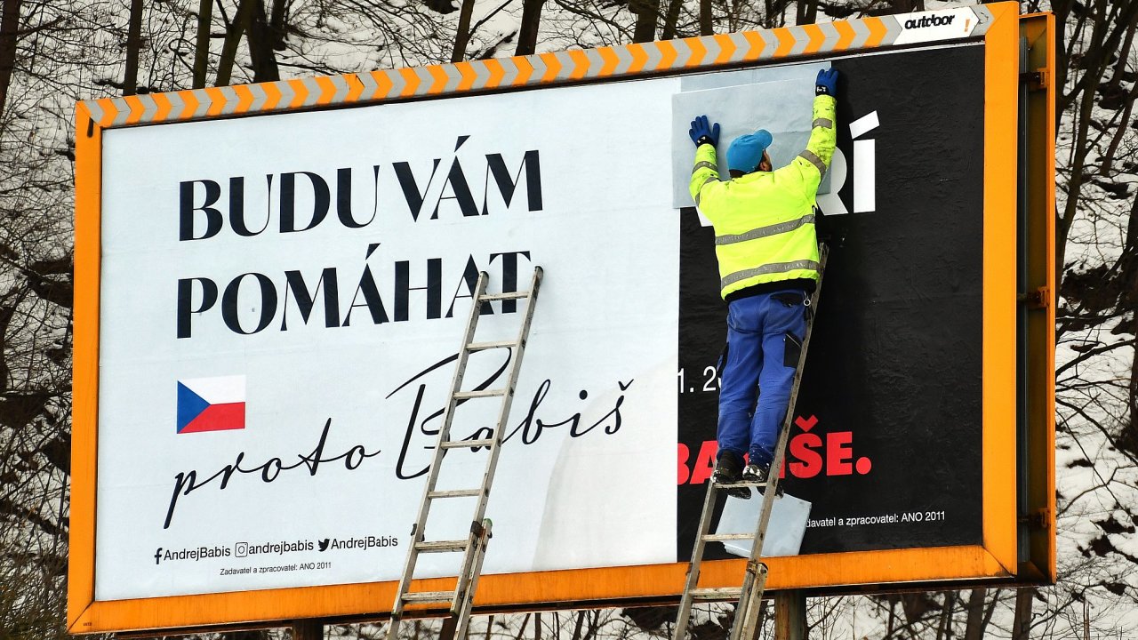 Pøelepování kontroverzního billboardu GENERÁL NEVÌØÍ V MÍR. VOLTE MÍR.
