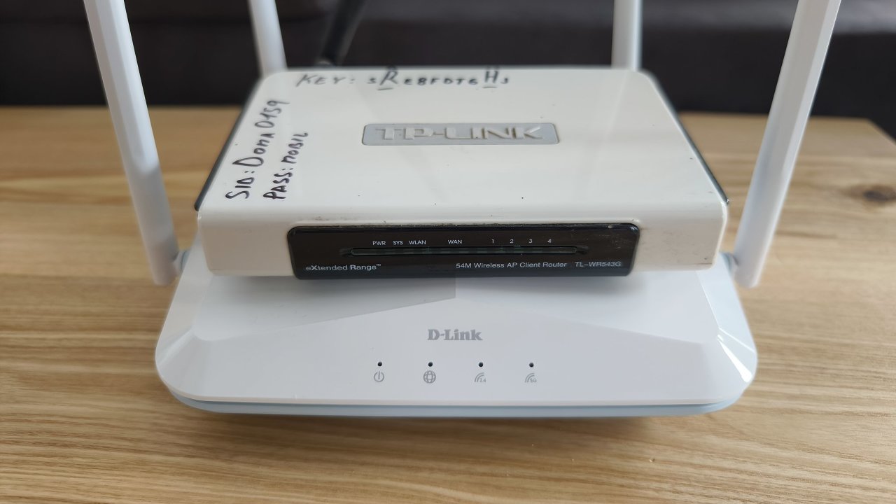 Star� router TP-Link TL-WR543G a nov� D-Link R32