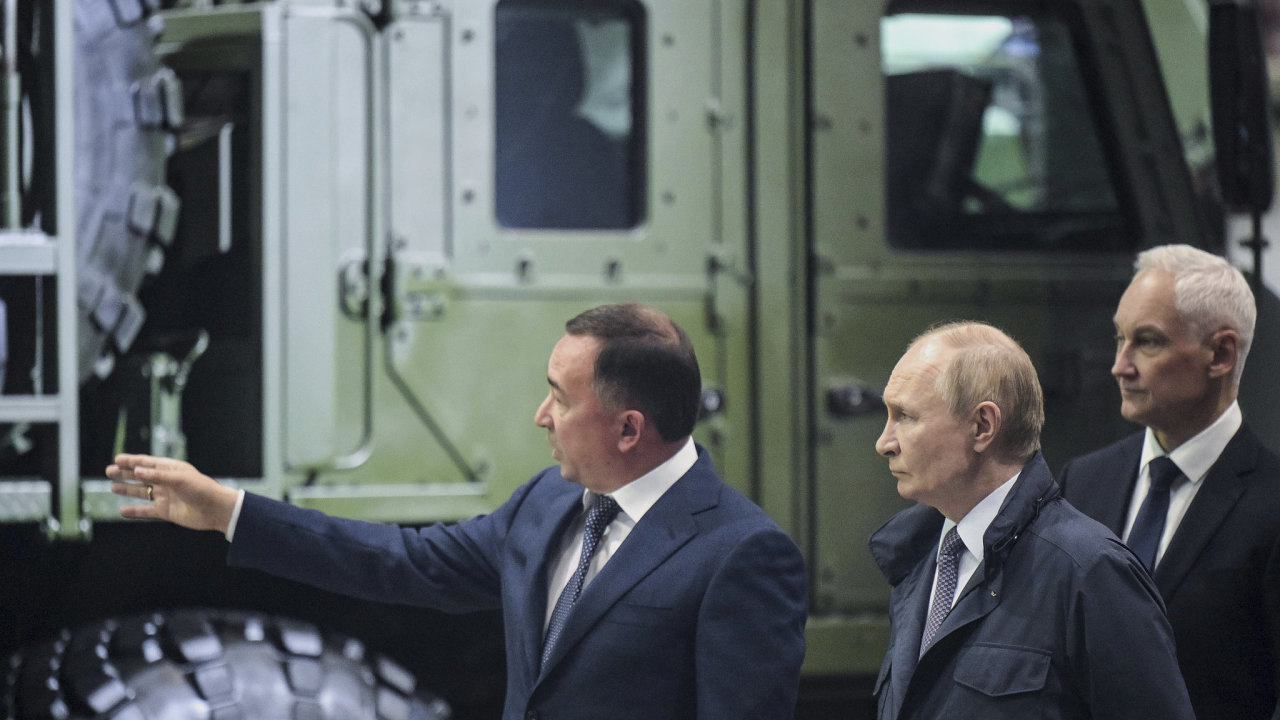 Rusk prezident Vladimir Putin s ministrem obrany Andrejem Belousovem bhem nvtvy tovrny na vrobu vojensk techniky ve mst Perm.