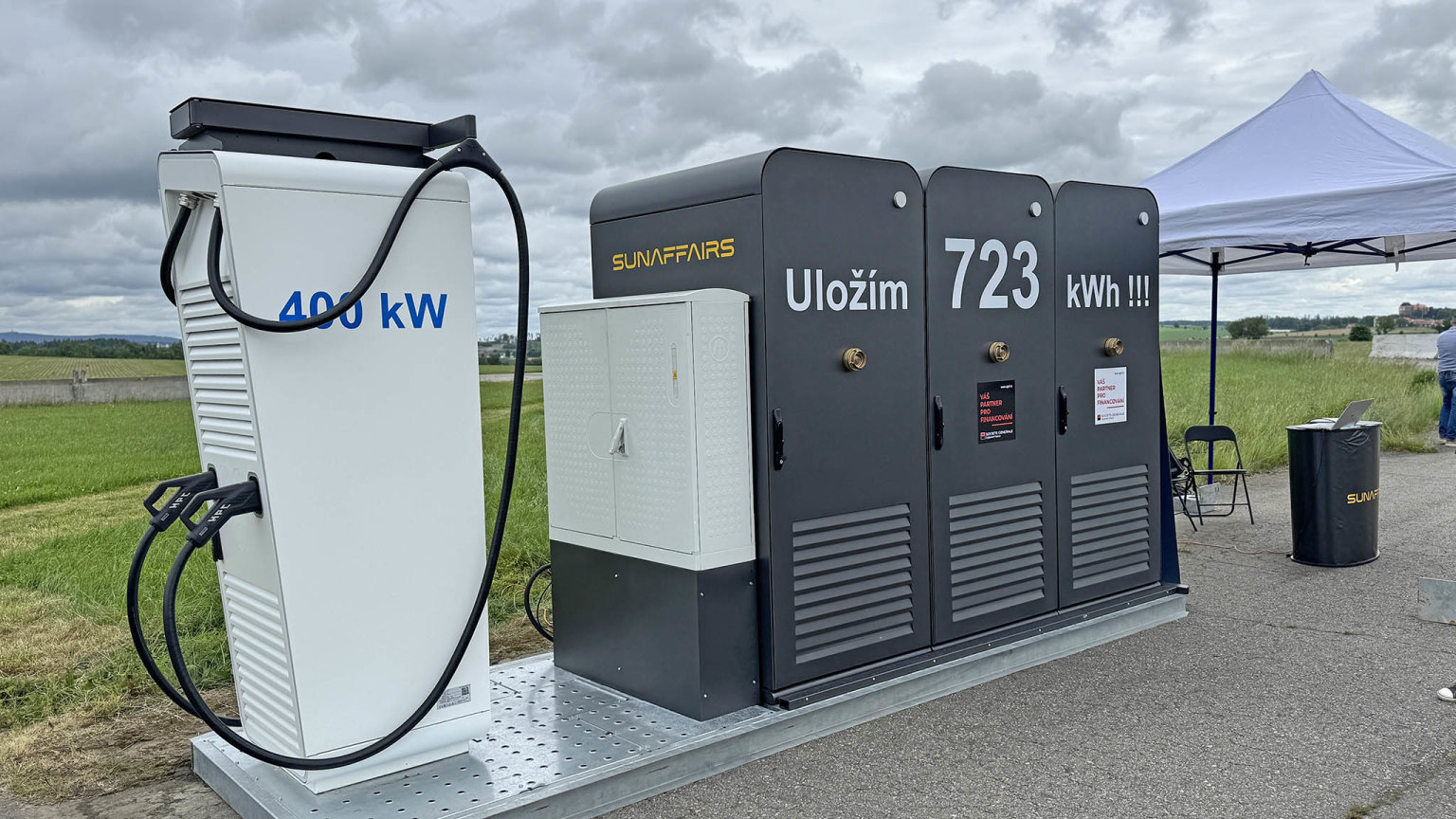 BatteryHyperCharger 400 je rychl nabjeka sbateriovm loitm okapacit 723&#8197;kWh (3&#8201;&#8201;241&#8197;kWh),  kter lze dobjet isolrnmi panely.