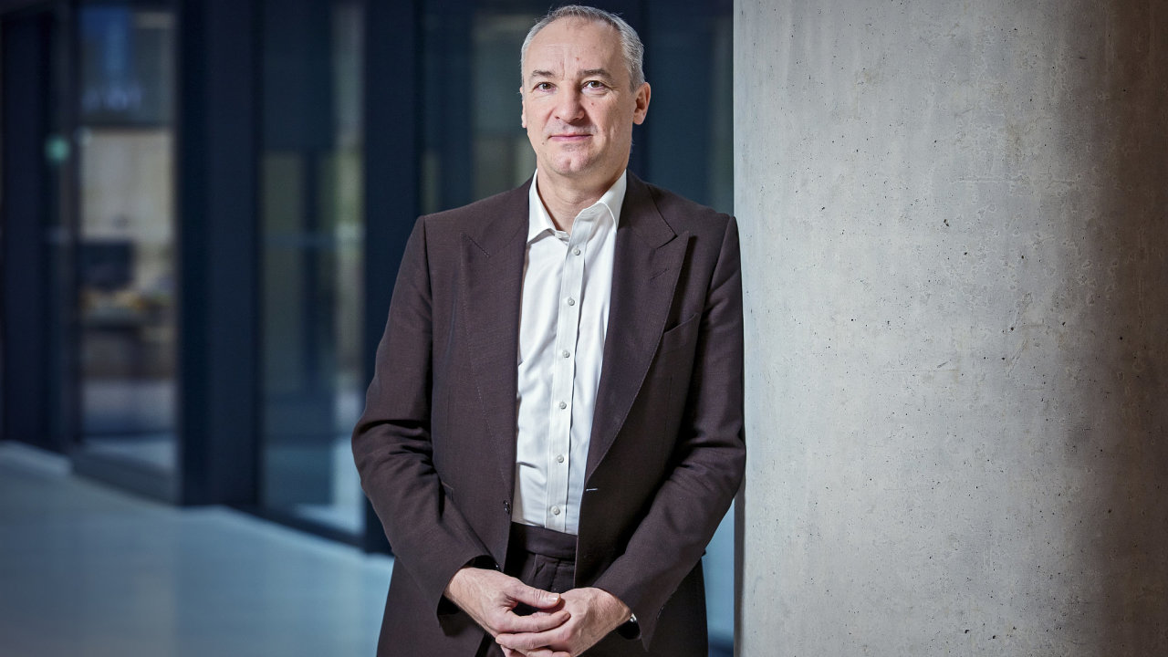 Robert Chvtal u lta vede pro finannka Karla Komrka loterijn skupinu Sazka, nyn pejmenovanou na Allwyn.