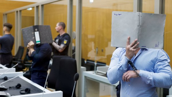 Mu�e ve v�ku 22, 25 a 30 let zadr�eli policist� loni v Kol�n� nad R�nem,...