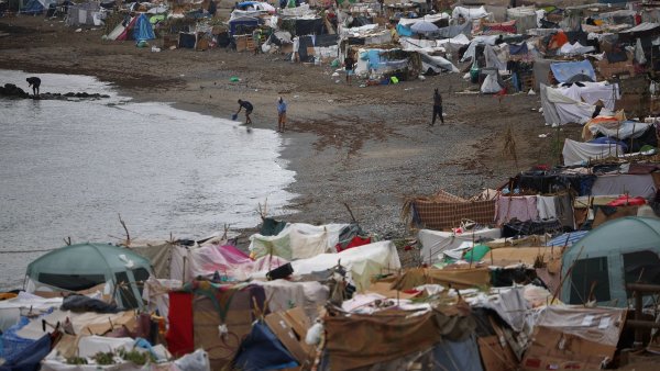Neleg�ln� migranti na Ceut� se provizorn� usadili na tamn�ch pl��ch.