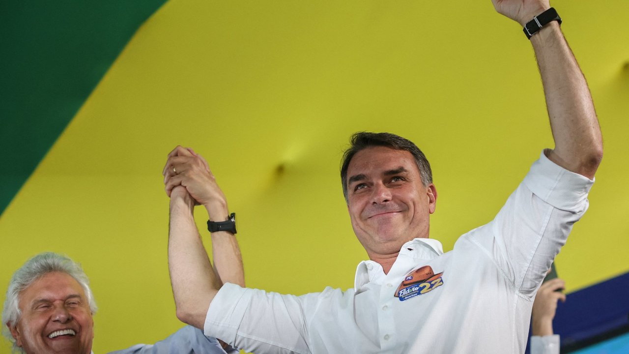 Flávio Bolsonaro zvítězil v prvním kole brazilských prezidentských voleb.