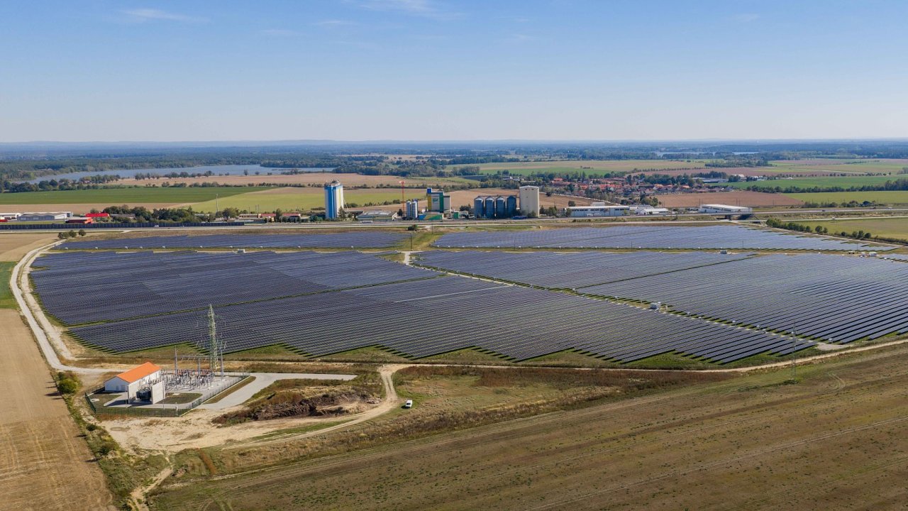 Fotovoltaick� elektr�rna Stella se se sv�mi t�m�� 37 MW instalovan�ho v�konu...