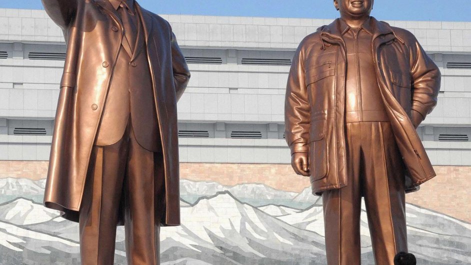 Sochy Kim Ir-sena (vlevo) a Kim ong-ila