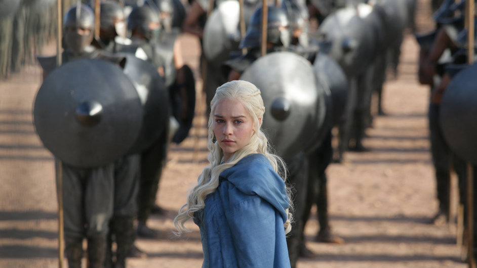 Britsk hereka Emilia Clark jako Daenerys Targaryen ve He o trny.