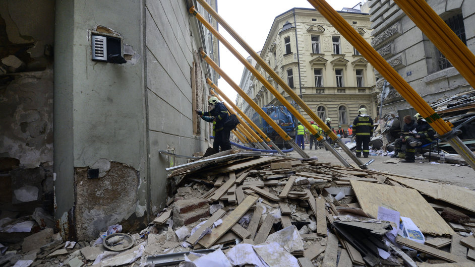 Odstraovn nsledk pondlnho vbuchu plynu 30. dubna v dom v Divadeln ulici v Praze.