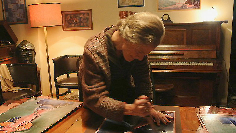 Jarmila Èapková ve filmu plní manželovo pøání a rozøezává stovky jeho obrazù.