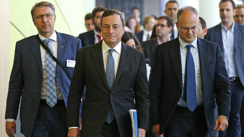 Mario Draghi je hlavnì v Nìmecku obviòován, že ECB se pod jeho vedením stane koneèným úložištìm finanèního odpadu.
