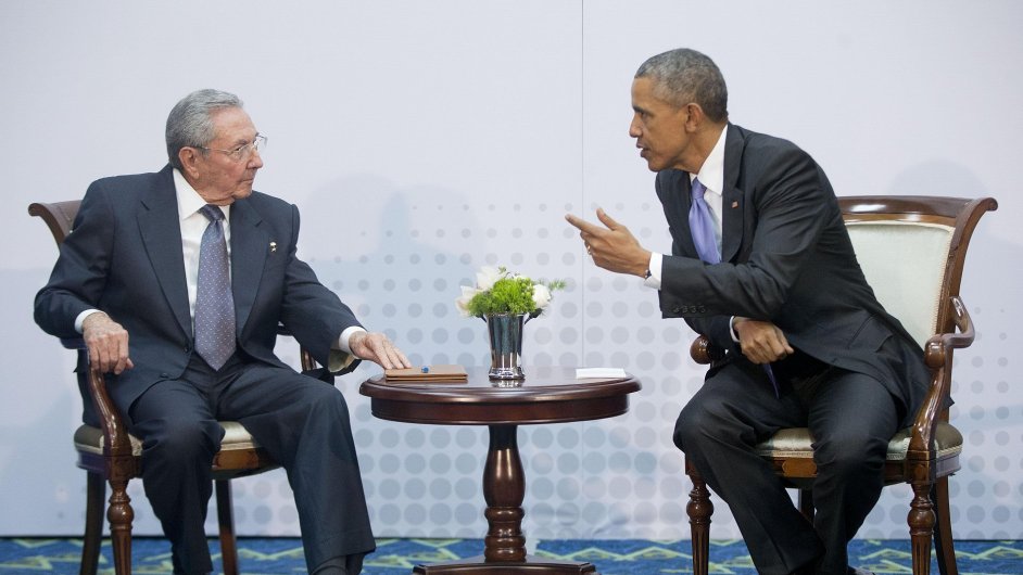 Obama a Castro po jednn na celoamerickm summitu v Panam.