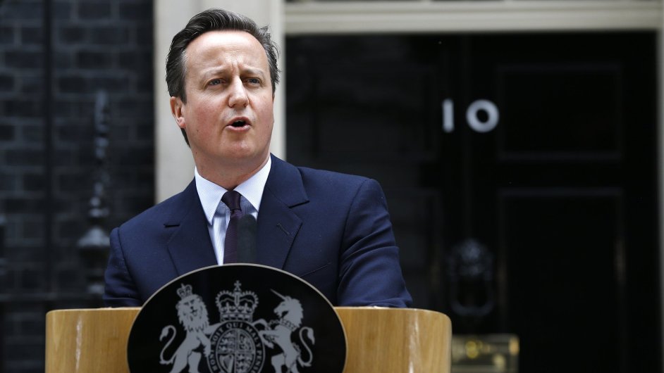 Premir David Cameron ped sdlem v Downing Street 10.