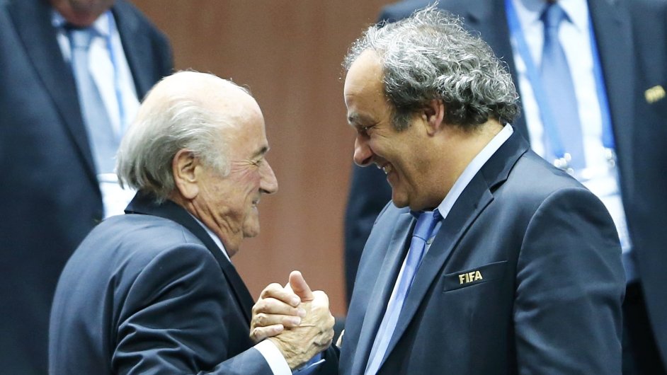 Pedseda UEFA Michel Platini (vpravo) gratuluje Seppu Blatterovi ke znovuzvolen fem FIFA.