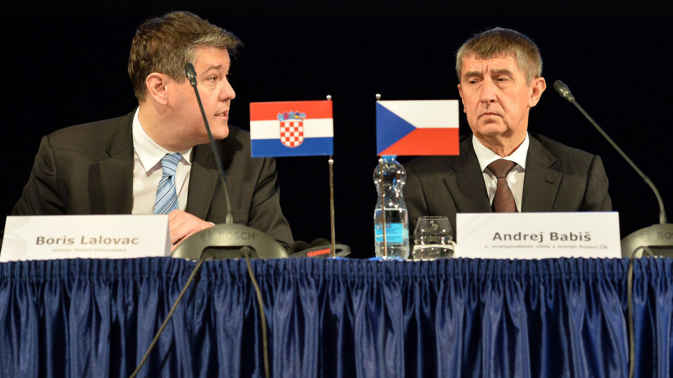 Chorvatsk ministr financ Boris Lalovac (vlevo) a jeho esk protjek Andrej Babi na konferenci o EET