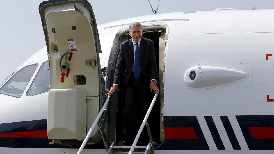 Britsk ministr zahrani Philip Hammond vystupuje na letiti v Tehernu v den znovuoteven britsk ambasdy v rnu.