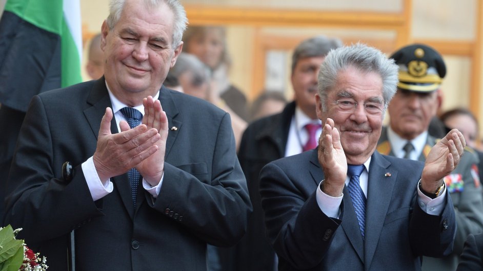 Rakousk prezident Heinz Fischer (vpravo) pijel do Stochova, kde ho pivtal prezident Milo Zeman (vlevo).