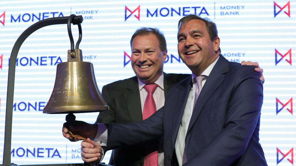 f prask burzy Petr Koblic (vlevo) a f Monety Tom Spurn uvd na burzu akcie Moneta Money Bank.