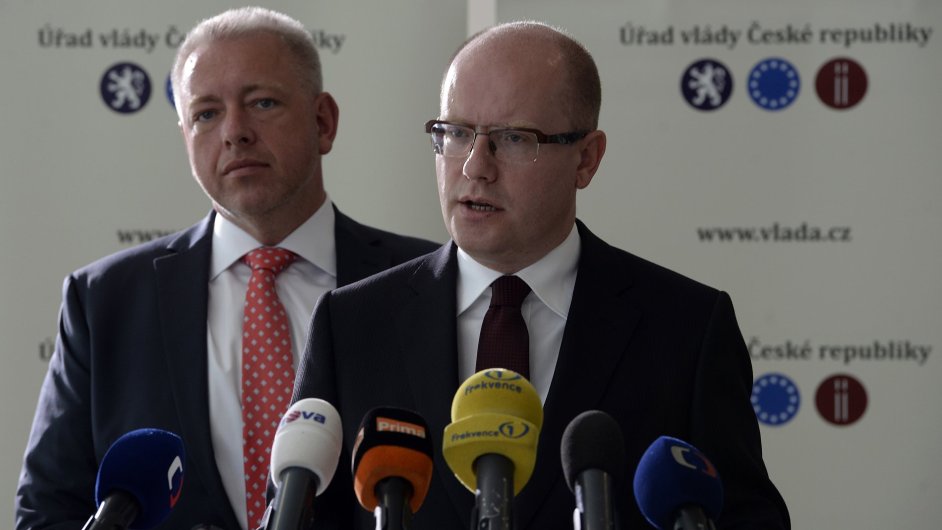 Pedseda vldy Bohuslav Sobotka (vpravo) a ministr vnitra Milan Chovanec vystoupili 22. z v Praze na tiskov konferenci k pozici R v oblasti migrace.