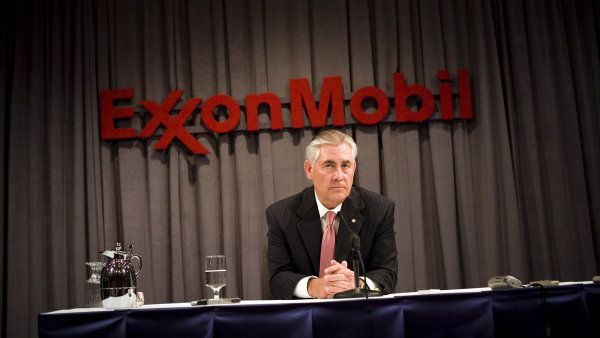 Rex Tillerson si v �ele ExxonMobilu jen na platu vyd�lal p�es 240 milion� dolar� p�ed zdan�n&iacute;m. Jeho jm�n&iacute; se nyn&iacute; odhaduje na 150 milion� dolar�.