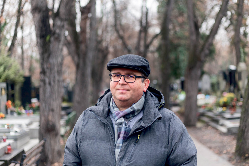 Vojtěch Merunka u hrobu svého předchůdce Majara Ziljského na Olšanech