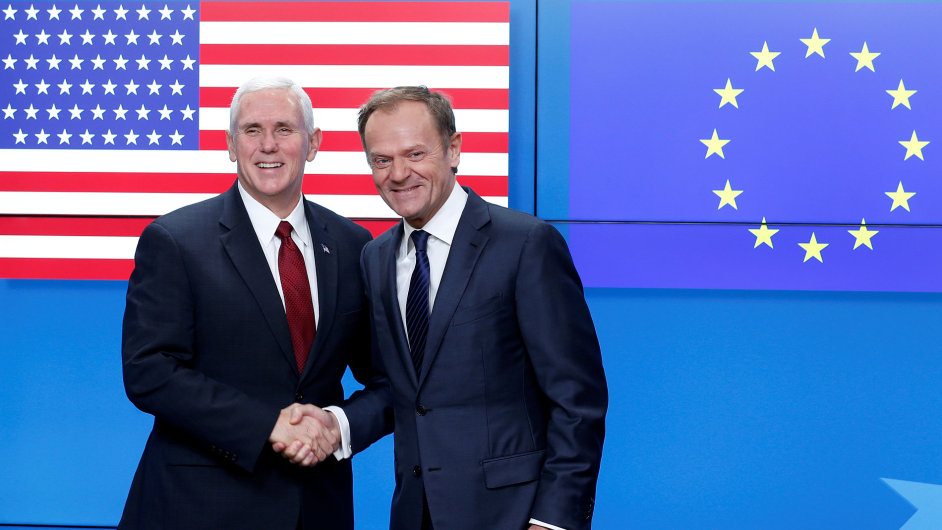 Viceprezident USA Mike Pence a pedseda Evropsk rady Donald Tusk na setkn v Bruselu.