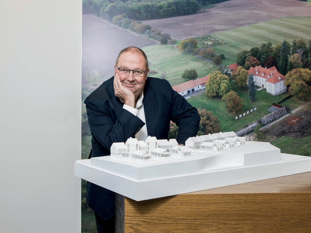 Robert Davies je původní profesí architekt. Jeho specialitu jsou však již řadu let komplexní developerské projekty po celém světě.
