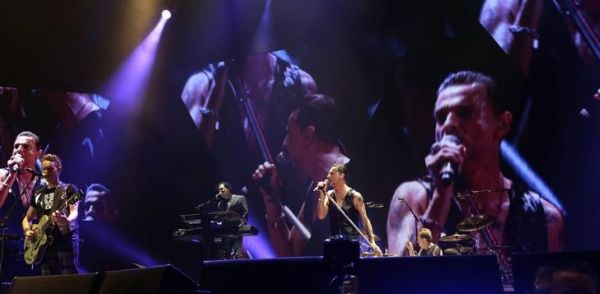 Na sn&iacute;mku z koncertu v Rize v roce 2014 jsou �lenov&eacute; skupiny Depeche Mode.