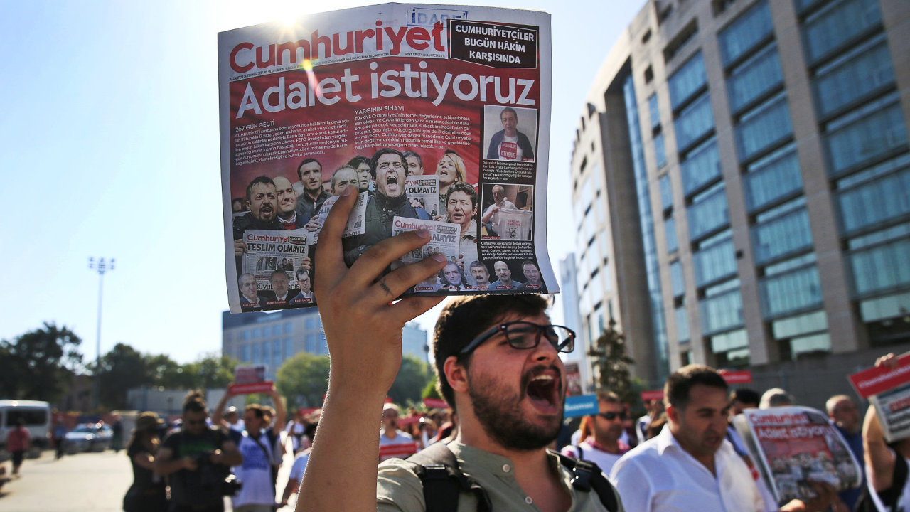 Ped soudem v Istanbulu, ve kterm se rozhodne o osudu 17 novin obvinnch z podpory terorismu, se schzej jejich podporovatel.