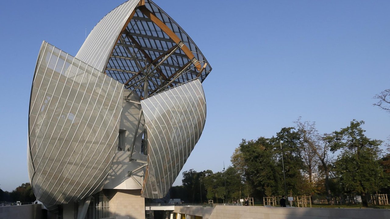 Tržby luxusních znaèek v Evropì rostou i díky zvyšujícímu se poètu turistù. Na snímku Nadace Louise Vuitona z dílny architekta Franka Gehryho v Paøíži.