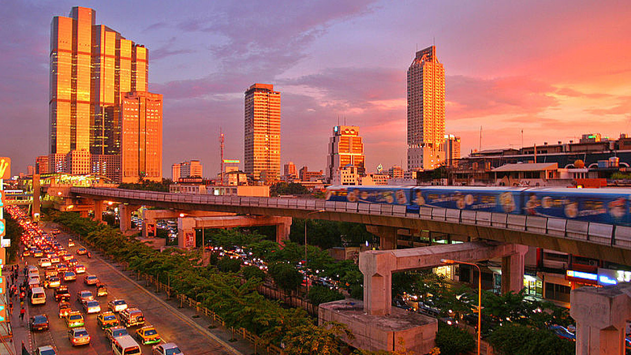 Do thajské metropole Bangkoku by podle èeského velvyslance Marka Libøického mohly v budoucnu vést pøímé lety.