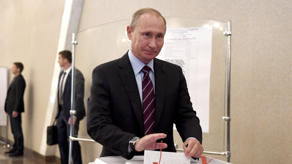 Ruský prezident Vladimir Putin během komunálních voleb v Gagarinově obvodu.