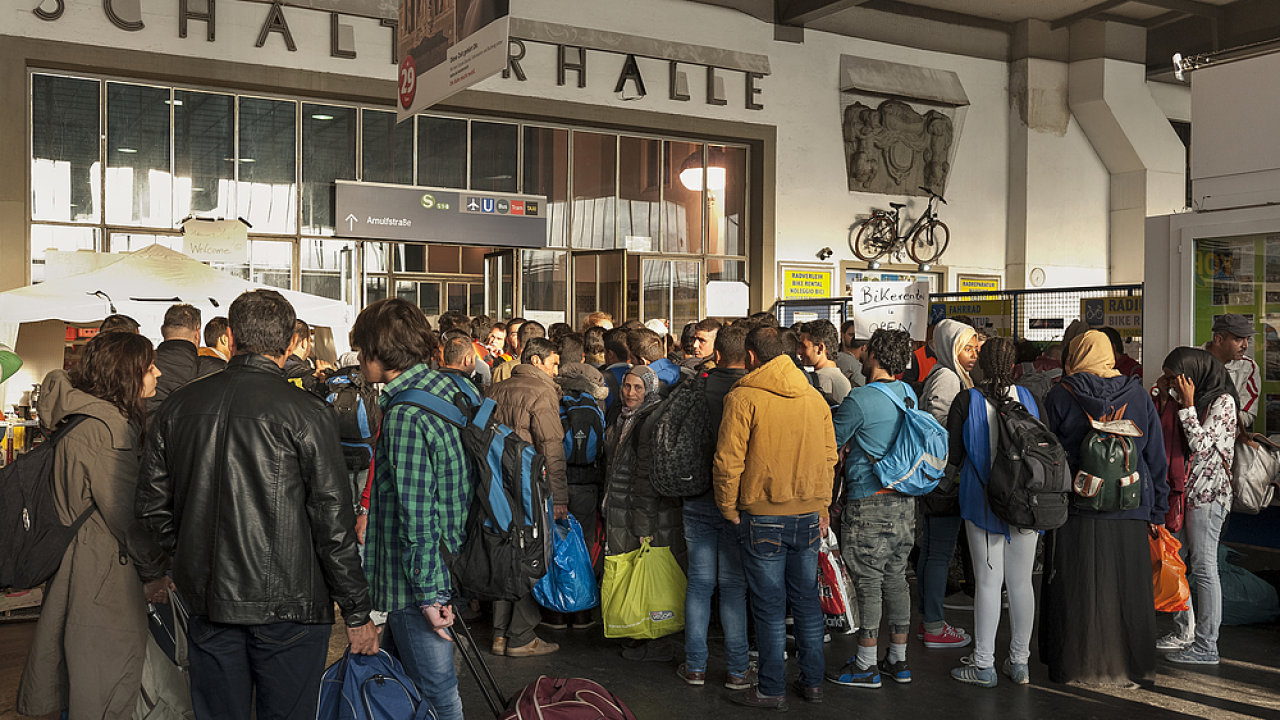 Uprchlci v Mnichov stoj frontu na dosti o azyl - Ilustran foto.